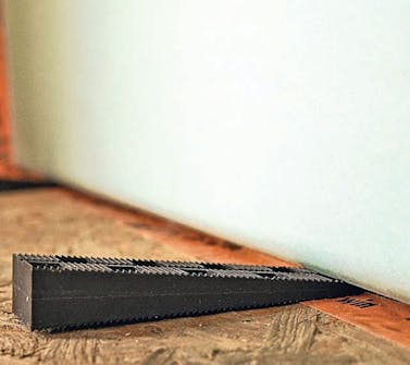 Isolert anneks: Gipsplater løftes i isolert anneks Isolert anneks: Gipsplater løftes fra gulvet i isolert anneks